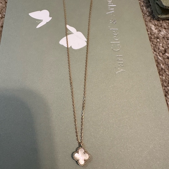 Van Cleef & Arpels Sweet Alhambra Pendant Necklace - Picture 4 of 7